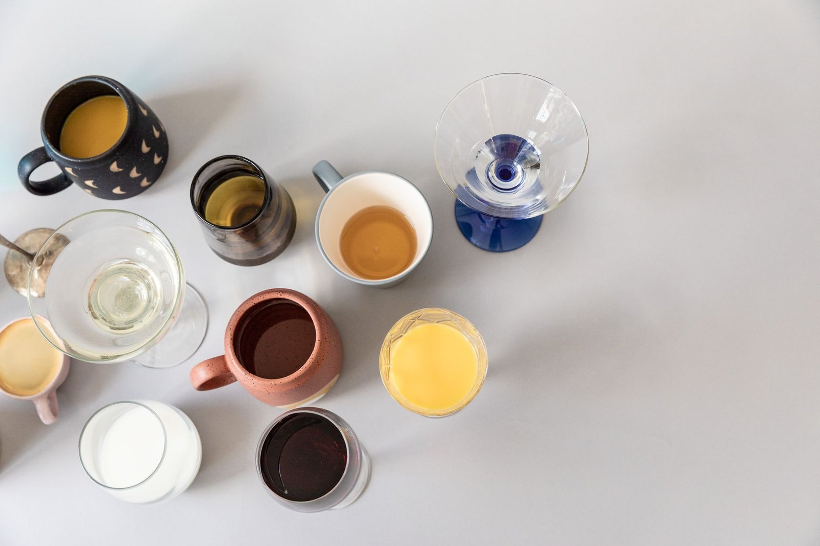 Flat lay of loose tea leaves beside a glass of kombucha showing caffeine content comparison