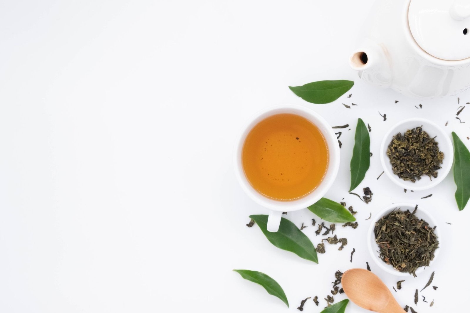 Loose leaf green and black tea close up, the polyphenol source behind kombucha anti-inflammatory properties.